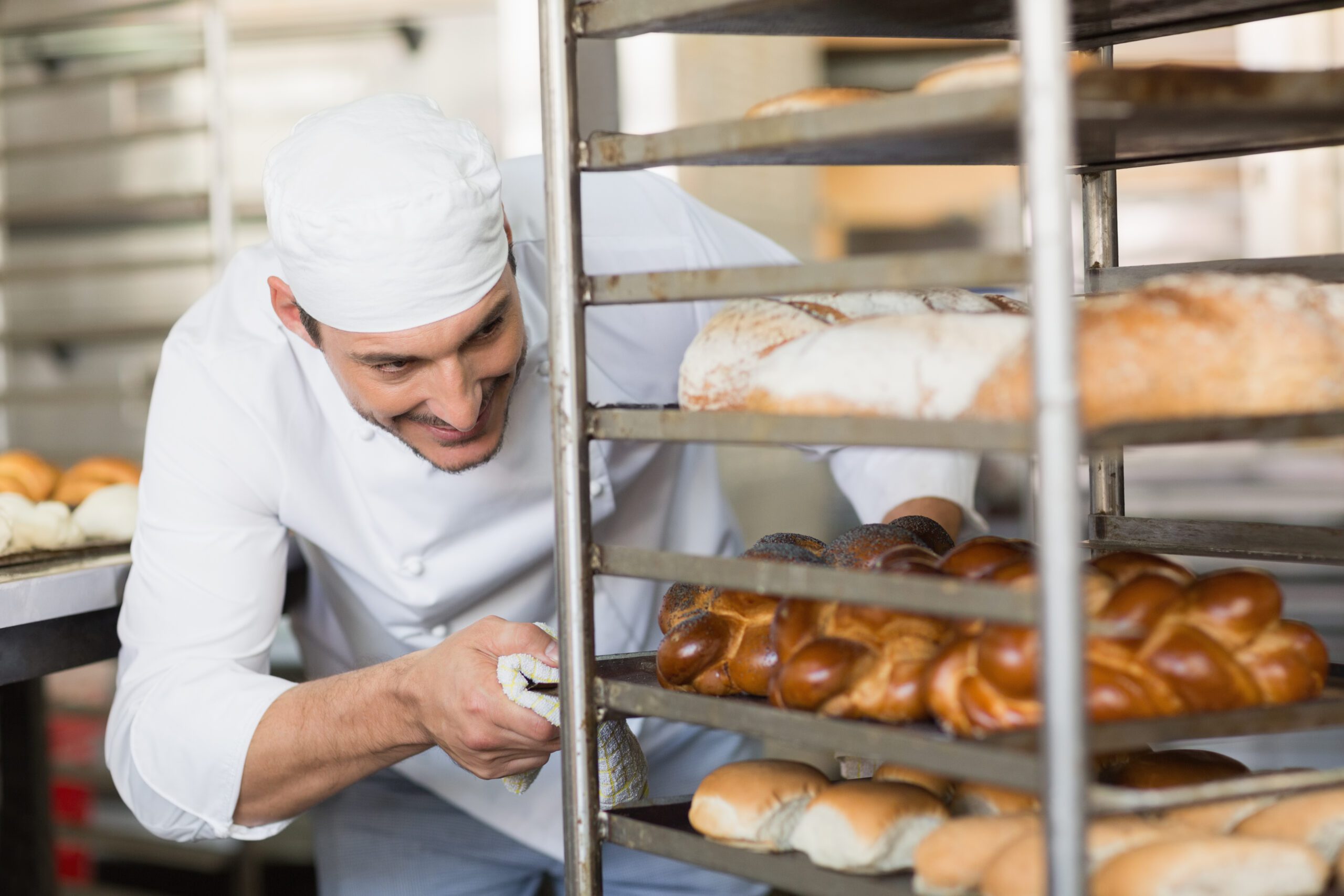O passo a passo de como abrir uma franquia de alimentos é bastante específico, afinal, por lidar com alimentação e serviços ao público, existem alguns requisitos a serem cumpridos antes de abrir as portas. No presente artigo da Contjet, explicaremos mais sobre a abertura desse tipo de franquia e o que é necessário para realizar as melhores escolhas. O que fazer e como abrir uma franquia de alimentos? Para que sua iniciativa de abrir uma franquia de alimentos lhe seja lucrativa, preste atenção nos passos abaixo: Realize pesquisas de mercado O primeiro passo é compreender o mercado consumidor de sua região, entendendo se existe espaço para absorver a oferta de uma nova franquia de alimentos, se há demanda para o tipo de alimento que deseja vender e assim por diante. Escolha o tipo ideal de franquia Uma vez sabendo quais os espaços possíveis de serem aproveitados no mercado local, estude as franquias em atuação no Brasil ou no exterior, foque naquelas que têm a possibilidade de abrir e funcionar em território brasileiro. Entenda melhor as opções de financiamento Com as informações sobre o tipo da franquia em mente, inicie o contato com a franquia, entenda melhor os valores e pesquise opções de financiamento, quer seja com instituições parceiras da franquia, ou bancos e instituições de crédito. Identifique a localização Agora, tendo uma ideia do orçamento, sabendo quais as suas preferências em franquias e com uma ideia mais clara, identifique a localização que em que a sede da sua filial ficará. Além disso, leve em consideração gastos necessários com a adaptação estrutural, proximidade com o público consumidor e mais. Negocie e assine o contrato Negocie junto à franqueadora sobre o contrato, entenda mais sobre as cláusulas de rescisão, e se necessário, consulte especialistas jurídicos para melhores direcionamentos antes de assinar. Realize o licenciamento e a regulamentação Essa é uma etapa mais técnica e específica e consiste no licenciamento, requerimento perante órgãos públicos, regulamentação, devida abertura do CNPJ e mais. Para lidar corretamente com os requisitos legais, é mais que recomendável contratar uma assessoria especializada, como a oferecida pela Contjet. Treine e contrate pessoal Realize uma seleção de pessoas colaboradoras capazes de formar um time de sucesso em sua franquia, treine seu pessoal de acordo com as recomendações da franqueadora e seu negócio estará preparado para começar. Esses são alguns dos passos essenciais e previsíveis que estão envolvidos na abertura de uma franquia de alimentos. A Contjet ao seu lado Garantir que uma franquia de alimentos siga corretamente o processo necessário para sua abertura pode ser confuso para algumas pessoas empreendedoras, principalmente para quem está de primeira viagem. Para auxiliar nesse processo, converse com as especialistas Contjet, garanta direcionamentos específicos, além disso, também entenda os principais cuidados que se deve ter ao abrir uma franquia. Com vasta experiência no mercado de franquias, a Contjet te ajuda com o que for necessário nesse processo. Entre em contato e saiba mais. Confira também o nosso blog.