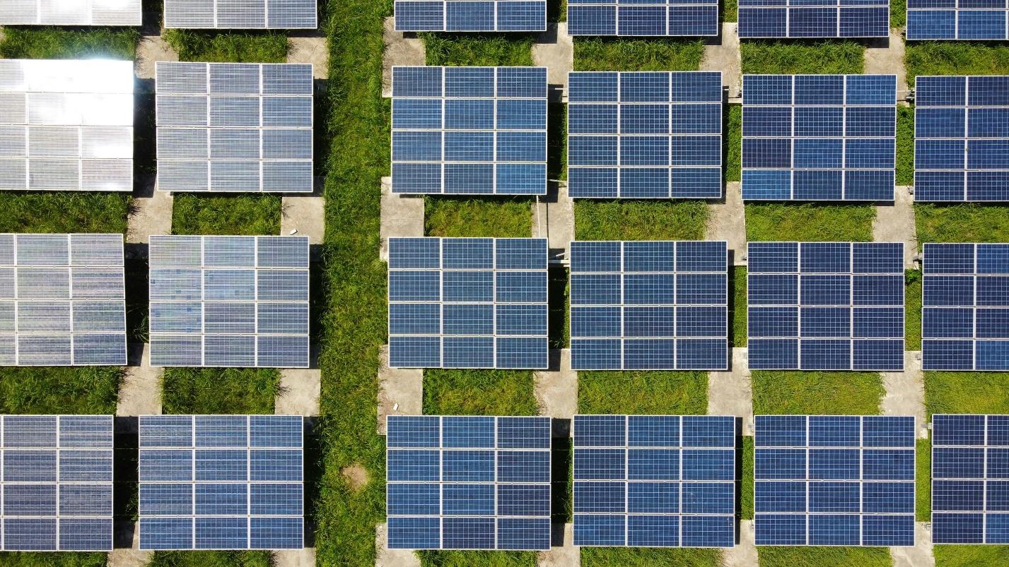 Investir em energia renovável tem sido cada vez mais comum no Brasil e podem, ainda, reduzir impostos sobre os materiais das placas.